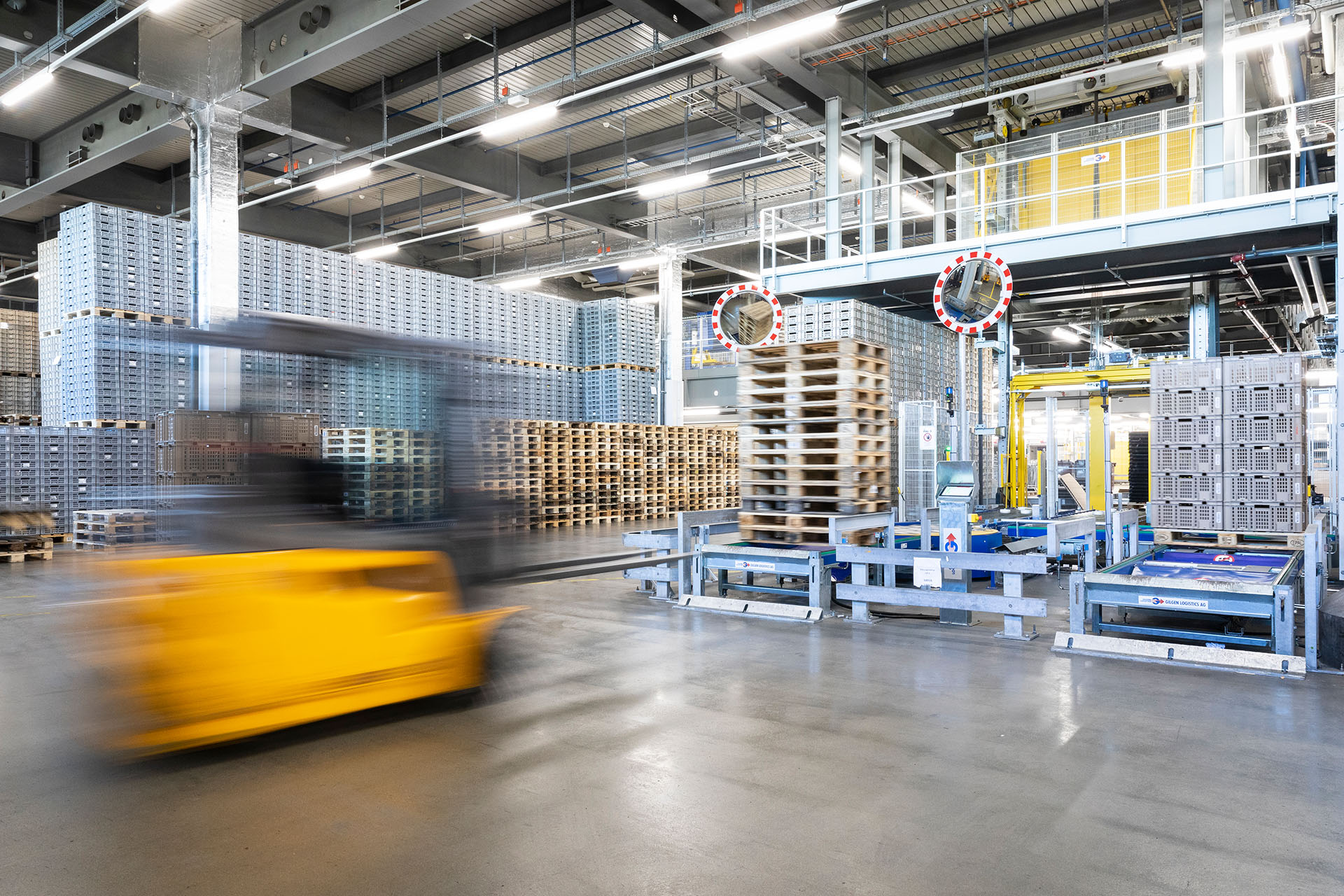 Von der Gebindesortieranlage gelangen jährlich rund 40 Millionen Stück über die Leergebindeausgabe. 