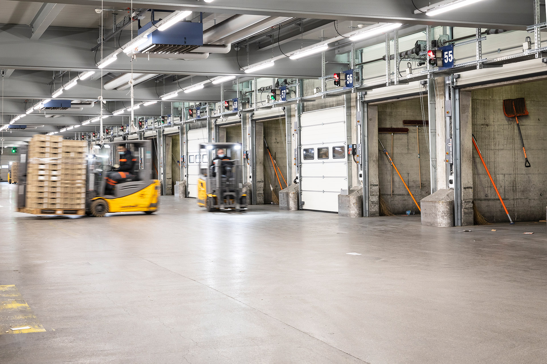 Nach ihrer Ankunft werden LKW-Anhänger und -Auflieger von Mitarbeitenden der RETLOG entladen .