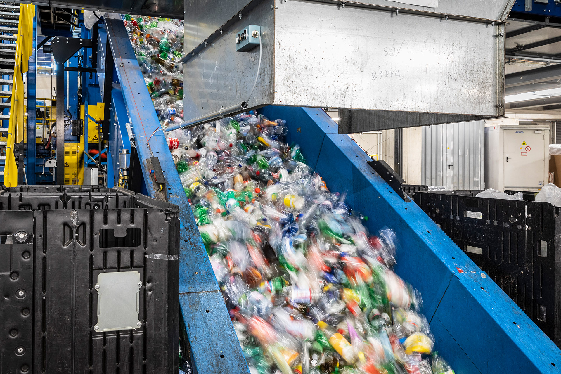 Inhalt wird über automatische und Förderbänder in Pressen oder Mulden geleert.