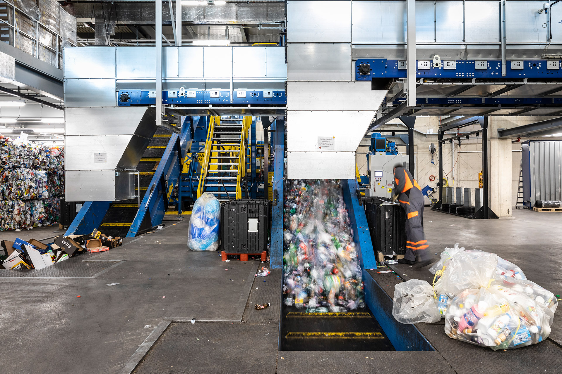 Inhalt wird über automatische und Förderbänder in Pressen oder Mulden geleert.