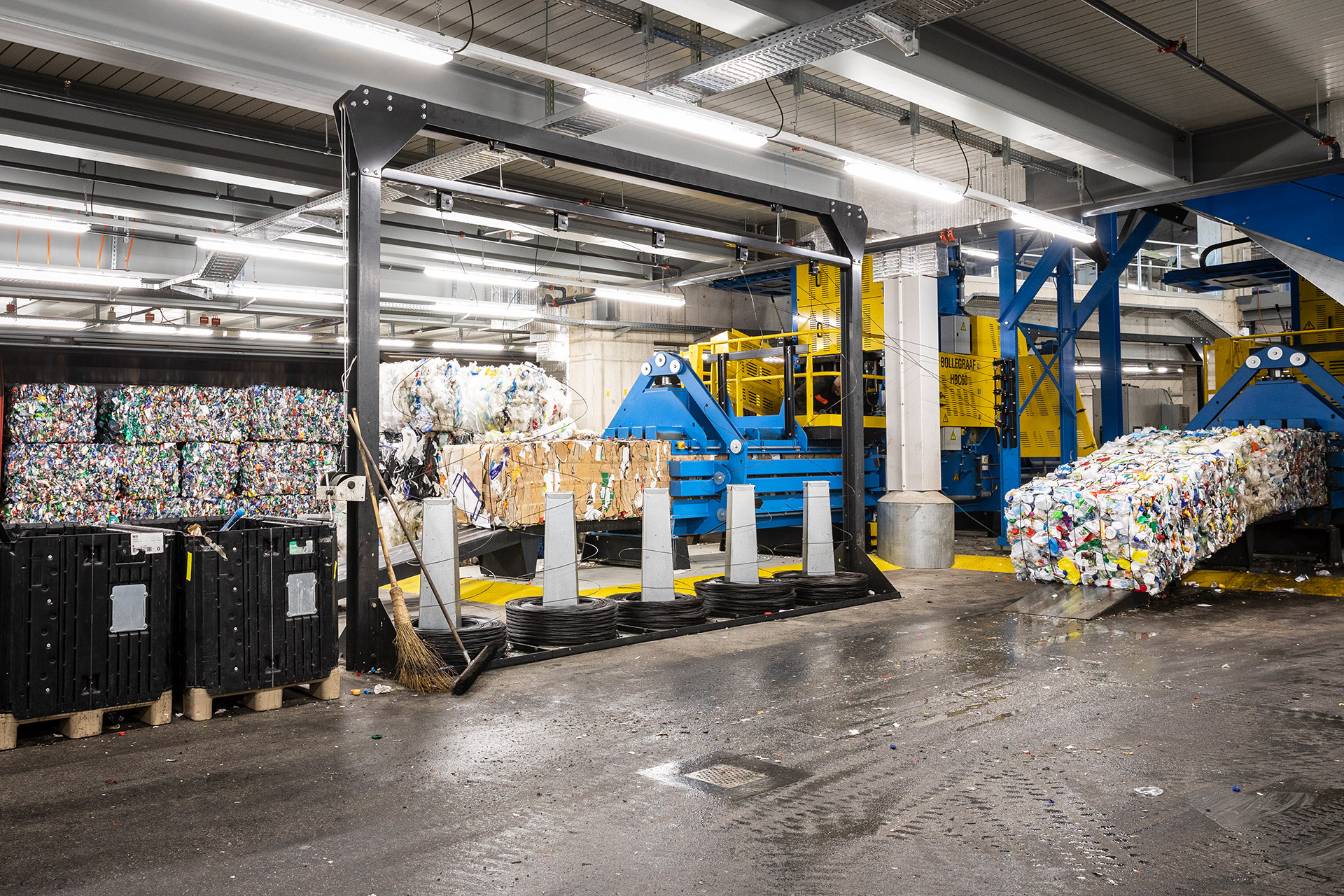 Altkarton wird direkt ab Presse   verladen und per Eisenbahn zur Model AG nach Niedergösgen (SO) verfrachtet. 