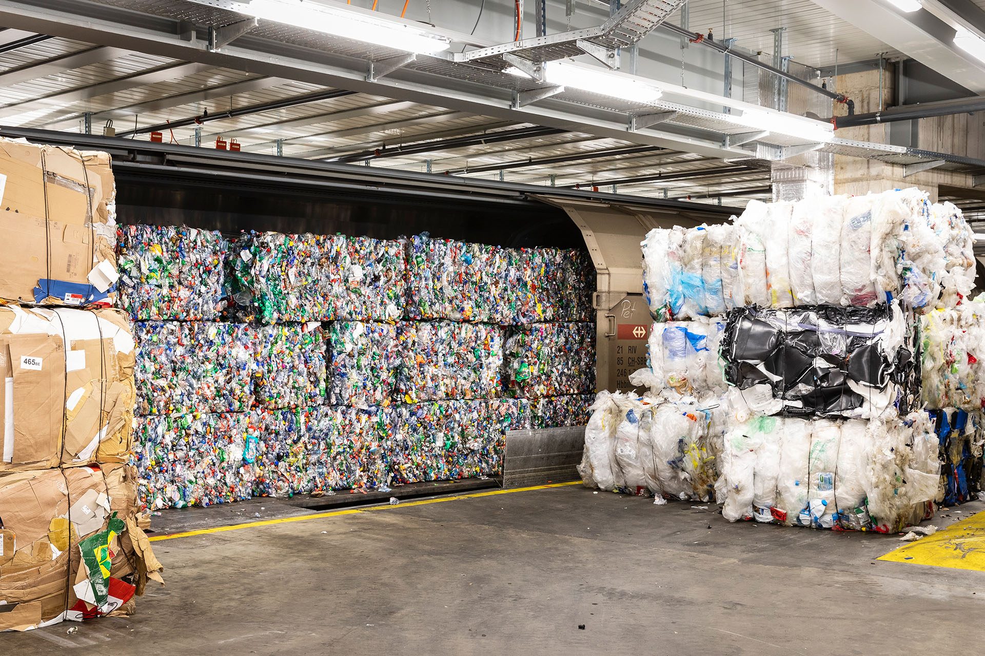 PET-Flaschen in Form von Pressballen werden auf Schienen ins PRS-Sortierwerk nach Frauenfeld geliefert.