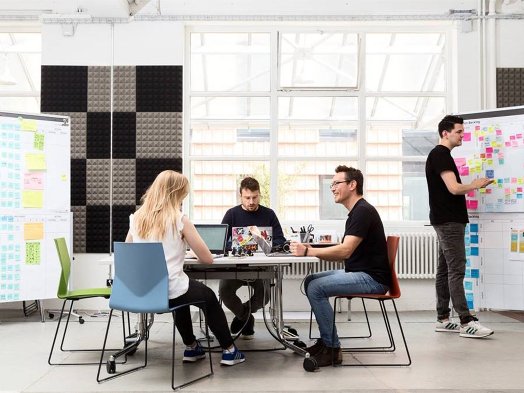 Mitarbeitende bei einem Workshop.