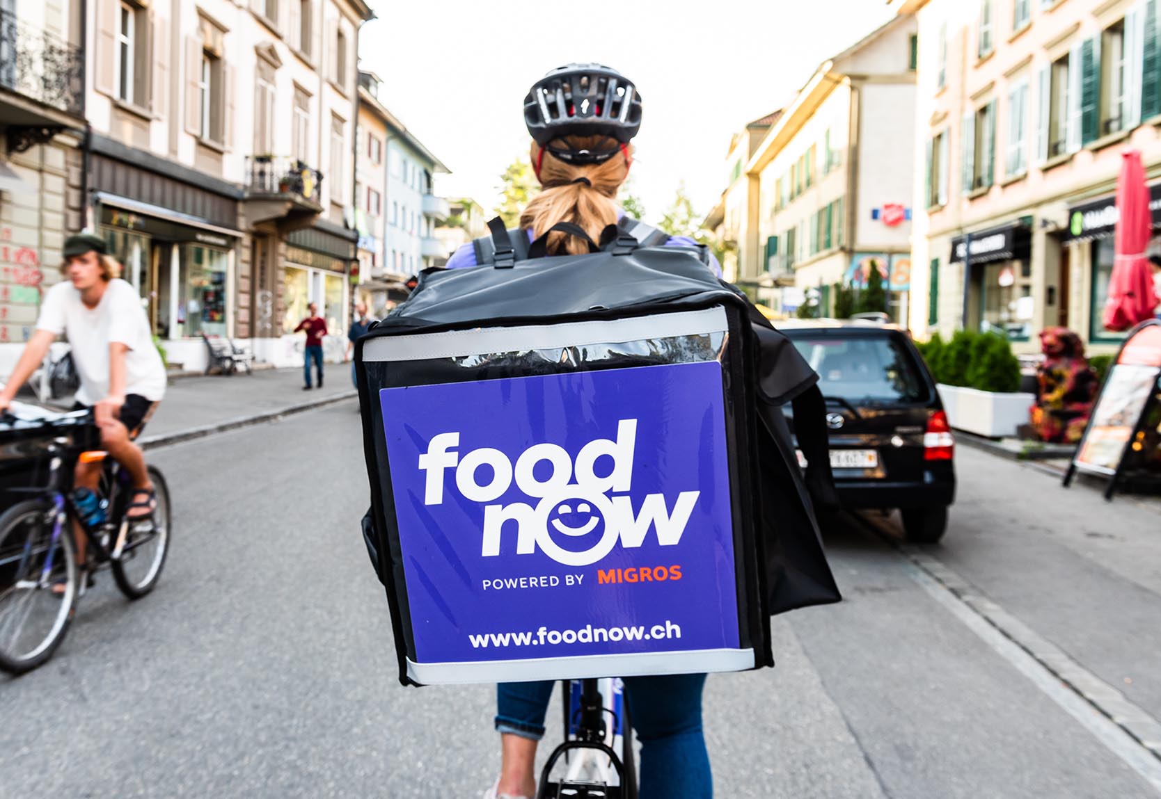 food now Velokurierin von hinten.