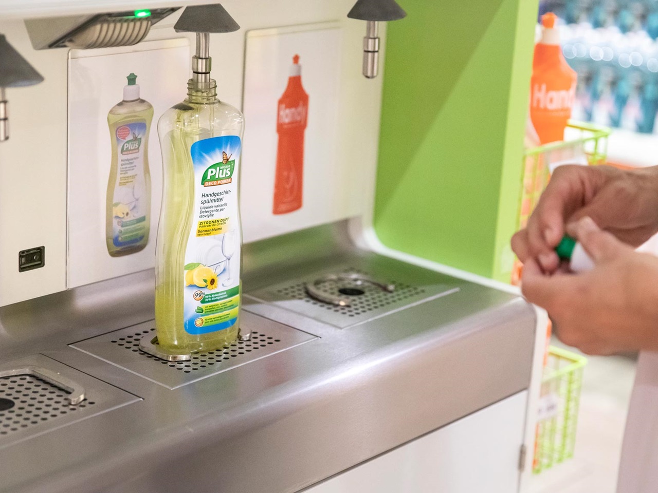 Abfüllstation für Putzmittel im Migros Supermarkt
